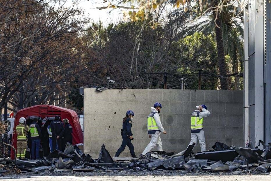 Autoridades no local após incêndio em Valência
