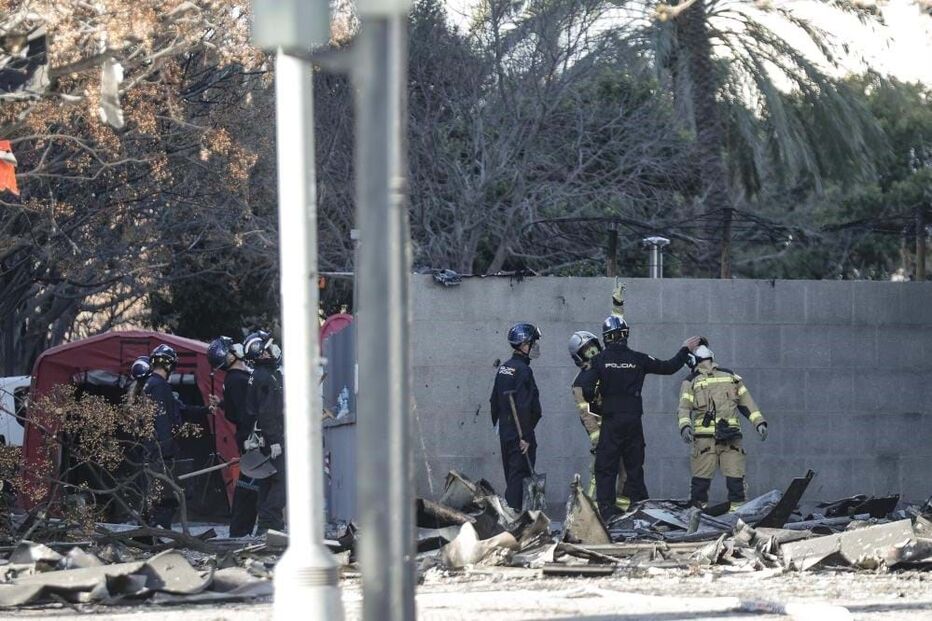 Autoridades no local após incêndio em Valência