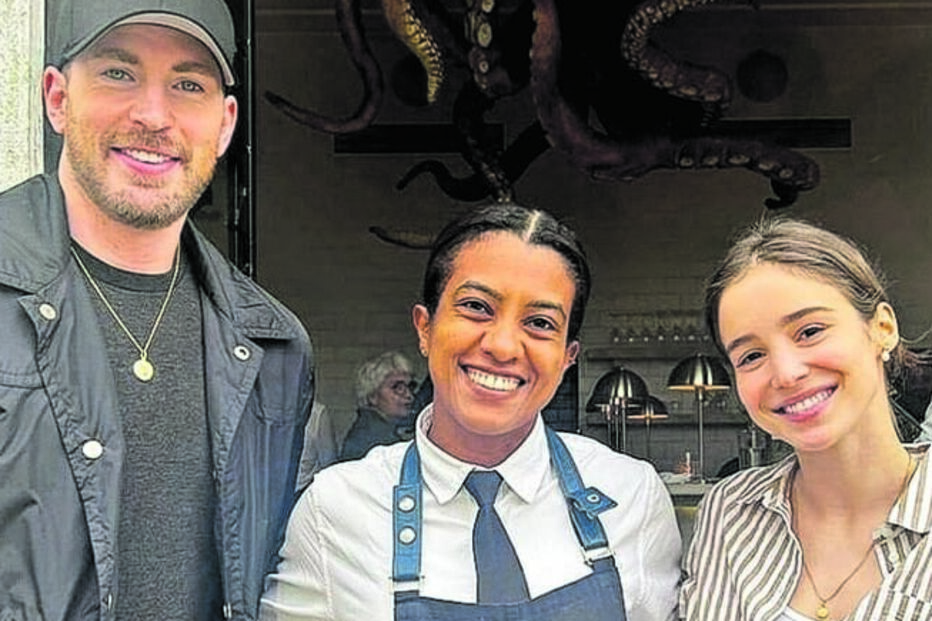 Chris Evans e Alba Baptista espalham sorrisos por Lisboa