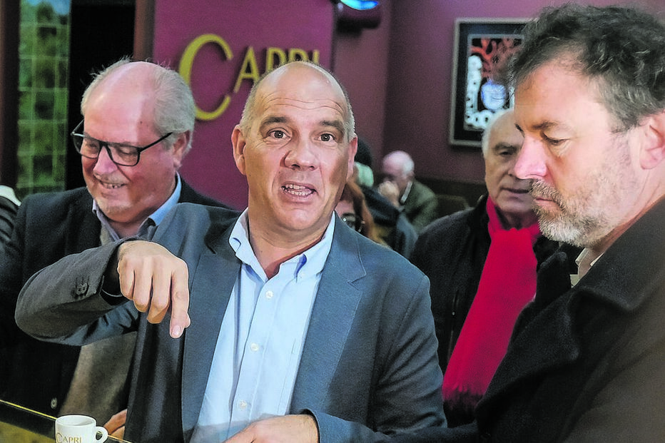 Paulo Raimundo toma café em Setúbal