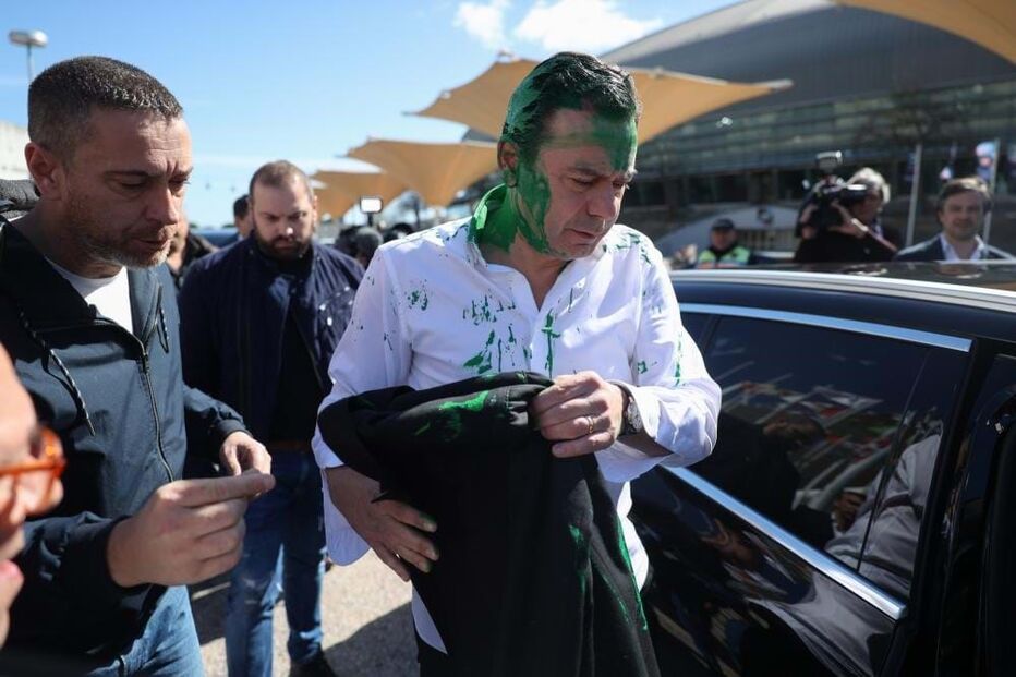 Montenegro atingido com tinta verde