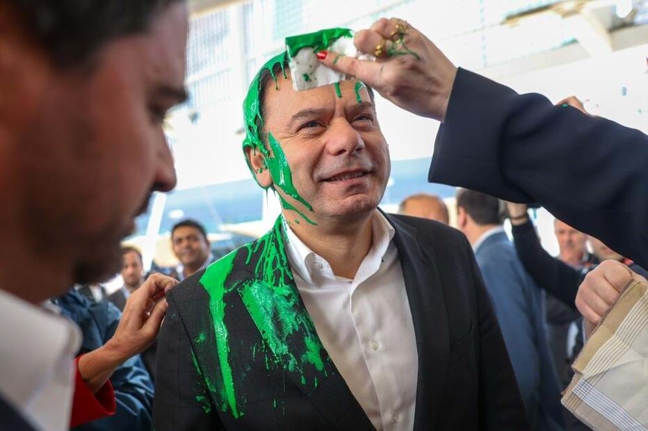 Montenegro atingido com tinta verde