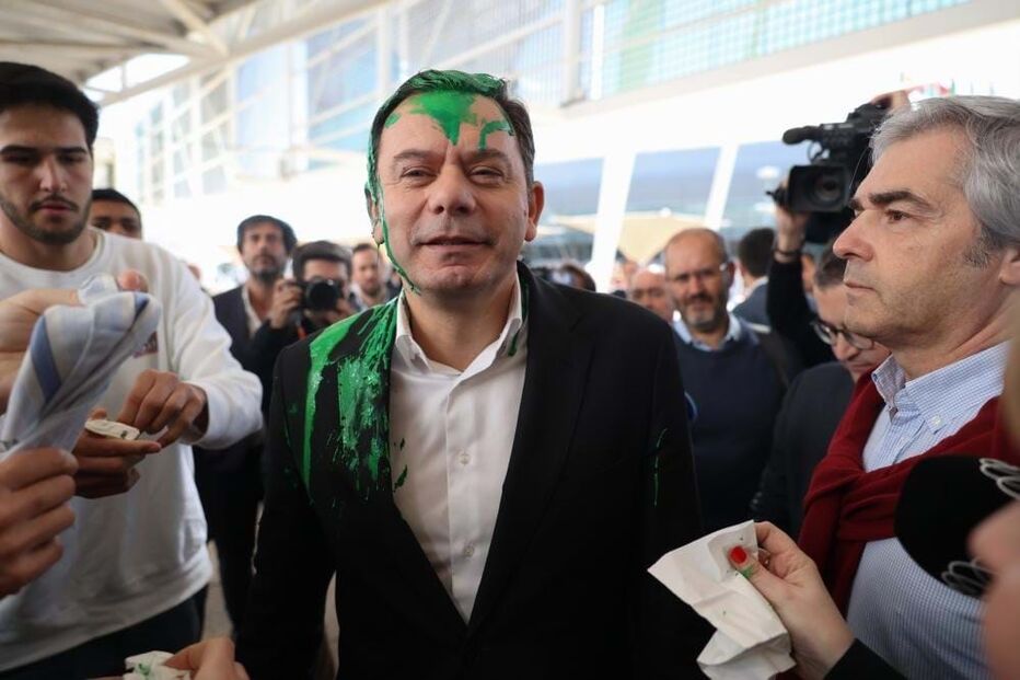 Montenegro atingido com tinta verde