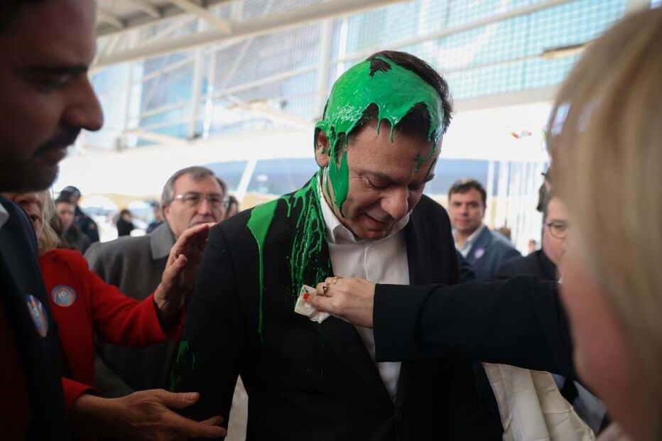 Montenegro atingido com tinta verde