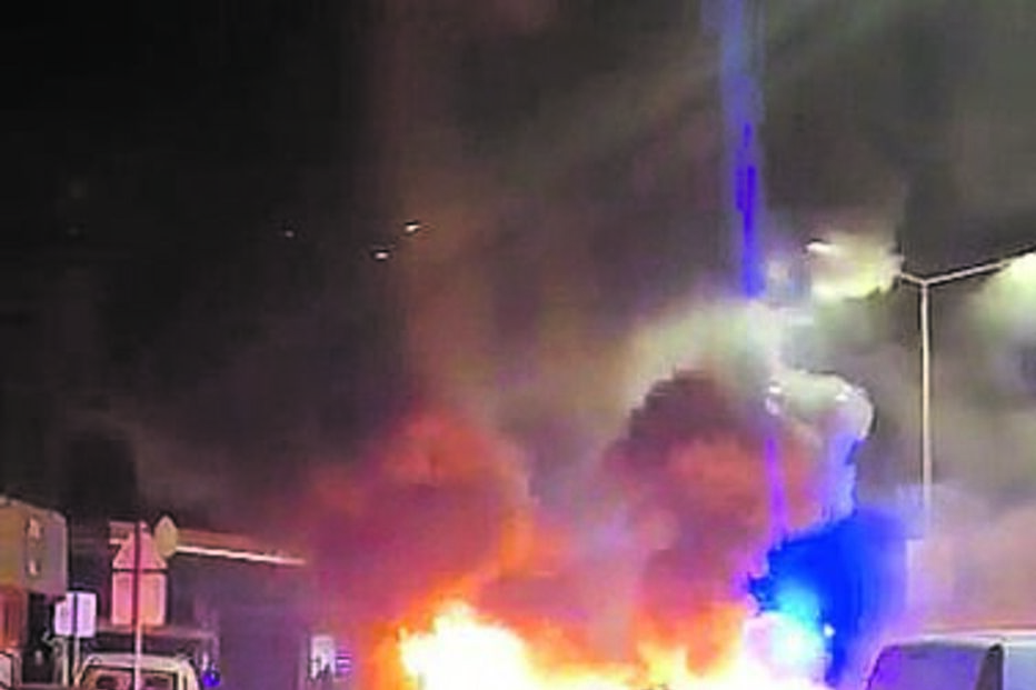 Um dos carros em chamas 