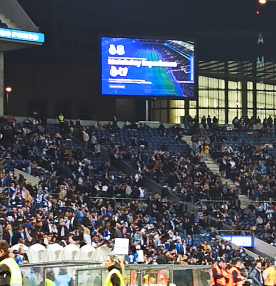 FC Porto fans try to break into the museum to demand an explanation for the theft of banners