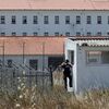 <![CDATA[ Guardas de Tires recusam-se a revistar reclusa transexual agressora ]]>