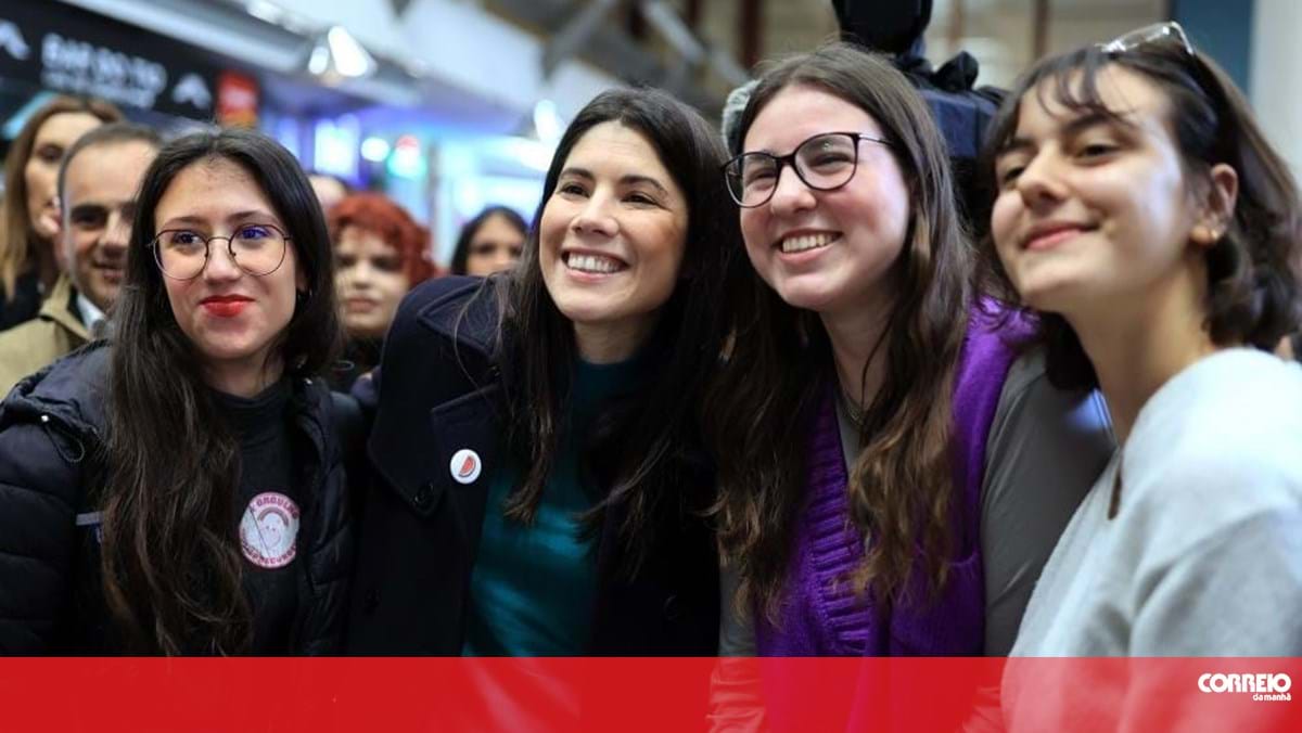 Mariana Mortágua com universitários a defender que alojamento não é sorte mas sim direito