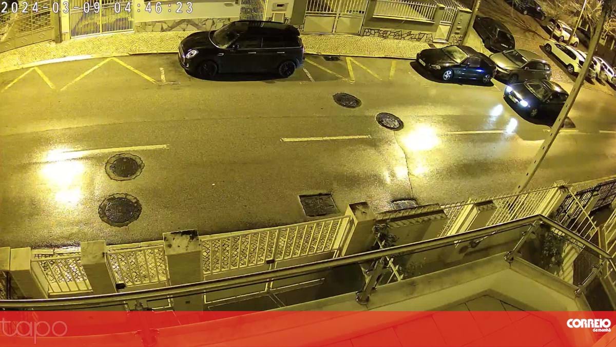 Câmaras de videovigilância captam momento em que carro é roubado em Almada