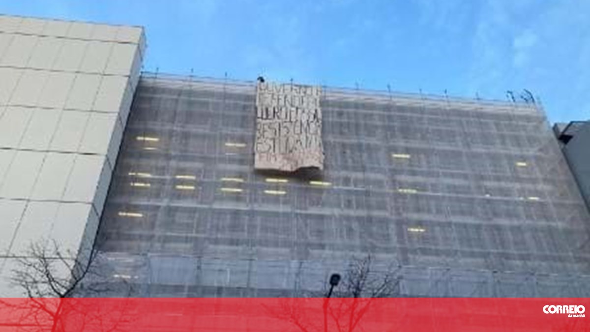 "Fim ao Fóssil 2030": Ativistas climáticos colocam faixa no telhado do Banco de Portugal