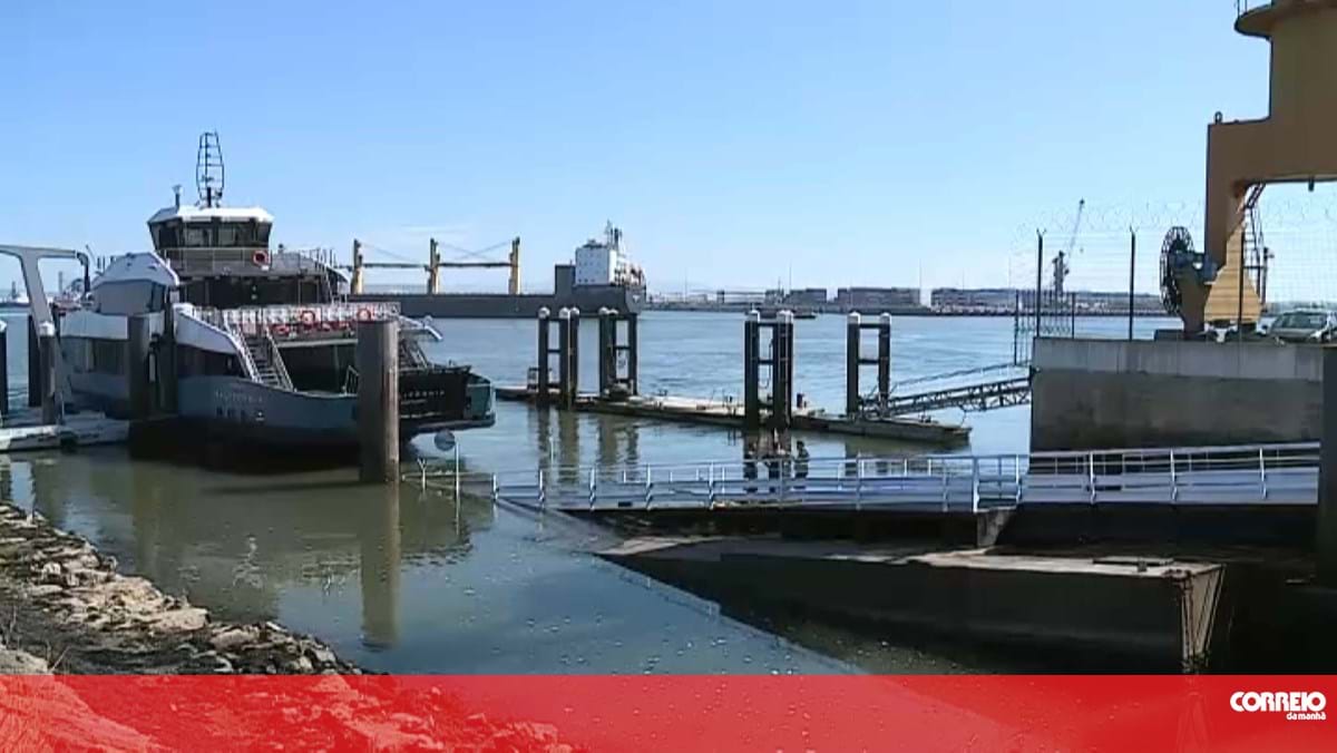 Ligação fluvial a São Jacinto em Aveiro suspensa devido a afundamento de ferry