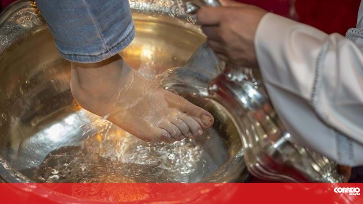 "Lava-pés": Imagens de uma tradição que se repete na Catedral de Braga