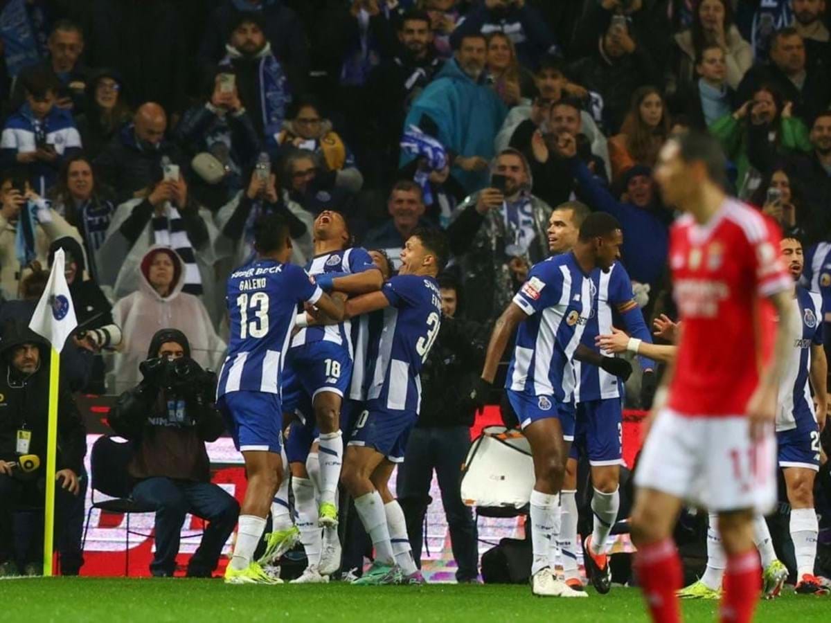 Jogo do Benfica acabou com invasão de campo - Vídeos - Jornal Record