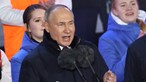 Putin celebra vitória com banho de multidão