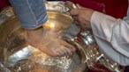 "Lava-pés": Imagens de uma tradição que se repete na Catedral de Braga