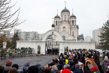 Pessoas reúnem-se no exterior da igreja para o funeral de Alexei Navalny