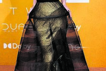 Anya Taylor-Joy usa um corpete apertado para dar forma à cintura