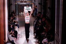 Ativistas dos direitos dos animais invadem desfile de Victoria Beckham em Paris