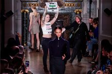 Ativistas dos direitos dos animais invadem desfile de Victoria Beckham em Paris