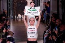 Ativistas dos direitos dos animais invadem desfile de Victoria Beckham em Paris