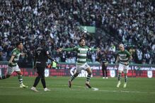 Daniel Bragança festeja o golo do Sporting frente ao Farense