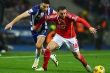 João Mário, do FC Porto, disputa a bola com Kokçu, do Benfica