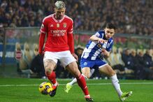 Morato, do Benfica, controla a bola, sob o olhar atento de Francisco Conceição, do FC Porto