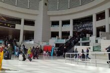 Ativistas climáticos pintam átrio e leitores de cartões de embarque no Aeroporto de Lisboa