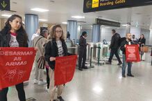 Ativistas climáticos pintam átrio e leitores de cartões de embarque no Aeroporto de Lisboa