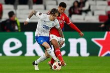 Fábio Silva, ex-FC Porto, controla a bola face à oposição de Bah