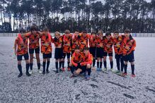 Jogadores de sub-13 deparam-se com relvado coberto de granizo em Leiria