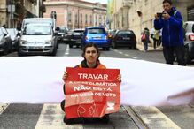 Climáximo bloqueia Rua da Escola Politécnica em Lisboa	