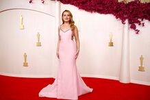 Amelia Dimoldenberg posa na passadeira vermelha dos Óscares