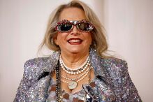 Compositora Laura Karpman posa na passadeira vermelha dos Óscares