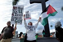 Várias pessoas protestam contra o conflito Israel-Hamas junto aos Óscares 