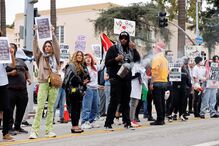 Várias pessoas protestam contra o conflito Israel-Hamas junto aos Óscares 