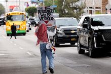 Várias pessoas protestam contra o conflito Israel-Hamas junto aos Óscares 