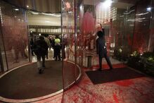 Quatro ativistas do Climáximo detidos por atirarem tinta contra sede eleitoral da AD