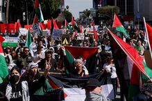 Várias pessoas protestam contra o conflito Israel-Hamas junto aos Óscares 
