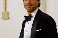 Matt Bomer posa na passadeira vermelha dos Óscares