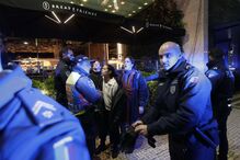 Quatro ativistas do Climáximo detidos por atirarem tinta contra sede eleitoral da AD