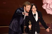 Billie Eilish e Finneas O'Connell ganham Óscar de Melhor Canção Original por 