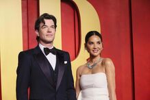 Olivia Munn com o companheiro, John Mulaney, na festa da Vanity Fair, após os Óscares 2024