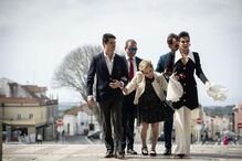 Betty Grafstein e José Castelo Branco à chegada à igreja para batizado de Constança, neta do socialite