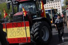 Agricultores e trataores no centro de Madrid