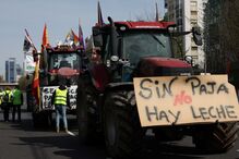 Agricultores e trataores no centro de Madrid