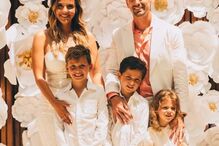 Adrien Silva, a companheira Margarida Neuparth e os filhos Santiago, Thomas e Maria Clara