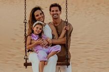 Adrien Silva, a companheira Margarida Neuparth e a filha Maria Clara