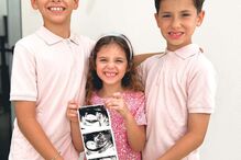 Os três filhos de Adrien Silva, Santiago, Thomas e Maria Clara, mas a ecografia