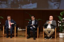 Os autarcas de Lisboa e Porto, Carlos Moedas e Rui Moreira, e o diretor Geral Editorial da Medialivre, Carlos Rodrigues